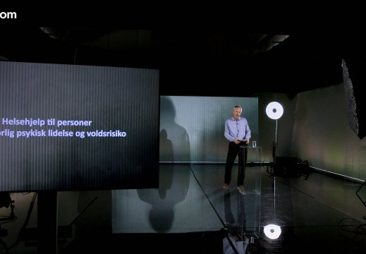 Pål Iden, direktør i Ukom, står i tv-studio og er klar til opptak og presentasjon av ny rapport. 