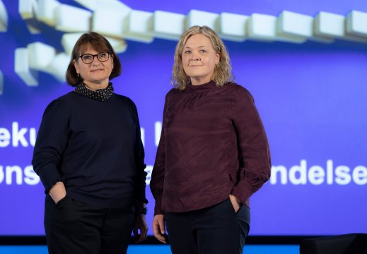 Portrett av Anne-Mette Espe, (t.v) og Åshild Vistnes van der Veen, assisterende direktør. Begge er stående - fra webinarer.