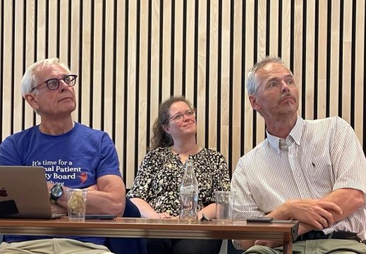 Fra v: Martin Hatlie, President og CEO - Patients for Patient Safety og Pål Iden, direktør i Ukom. I bakgrunnen Veslemøy Guise fra Share.  