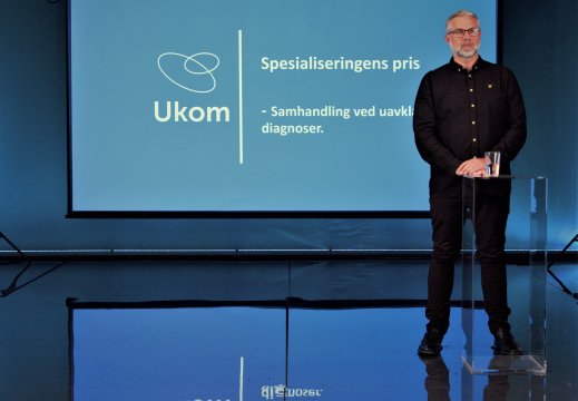Seniorrådgiver Dag Erik Lutnæs i studio og presenter rapporten.