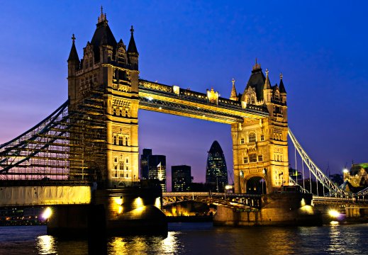 Tower Bridge i London om natten