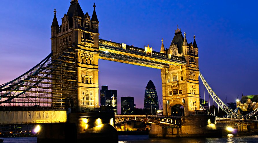Tower Bridge i London om natten