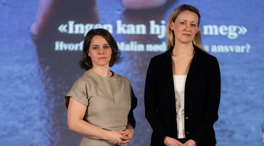 Nærbilde av Linn og Kristine i studio. Foran skjerm med tittel og bilde fra rapporten. 