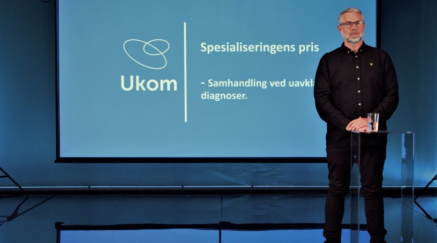 Seniorrådgiver Dag Erik Lutnæs i studio og presenter rapporten.