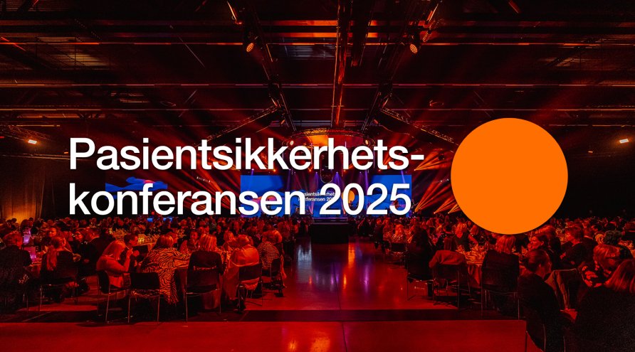PSK 25 Forside PPT 1.png Bilde av sal med masse mennesker, med teksten Pasientsikkerhetskonferansen 2025 og logo oransje sirkel.