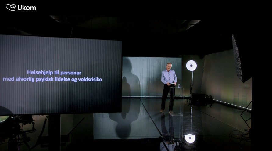Pål Iden, direktør i Ukom, står i tv-studio og er klar til opptak og presentasjon av ny rapport. 