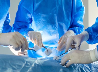 Tre helsepersonell under operasjon