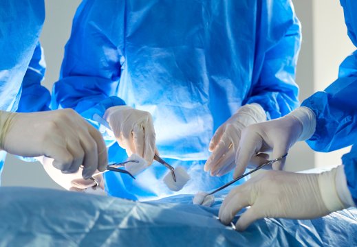 Tre helsepersonell under operasjon