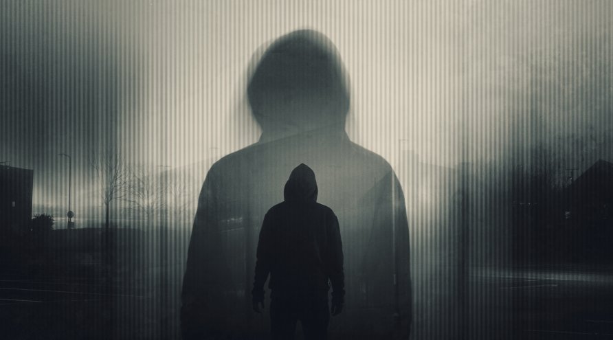 Illustrasjonsfoto: Silhuett av person, en større og en mindre plassert i midten av personen,  med hettegenser, hette over hodet og vendt med ryggen til, i gråtoner. 