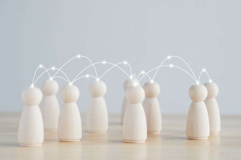 Flere trefigurer som sammen som henger sammen med linjer i et system